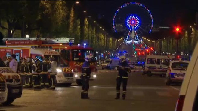 Las fuerzas de seguridad francesas, en los Campos Elíseos de París, tras el atentado terrorista que segó la vida a un policía este jueves 20 de abril.