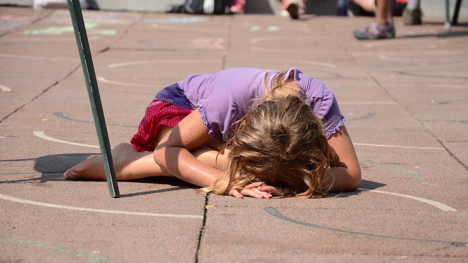 Imagen de una niña llorando en un patio escolar ARCHIVO