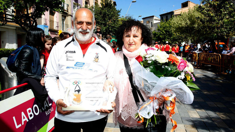 Paco Muñoz y su esposa con los regalos del club Ribera Atlético. Foto Jesús Marquina.
