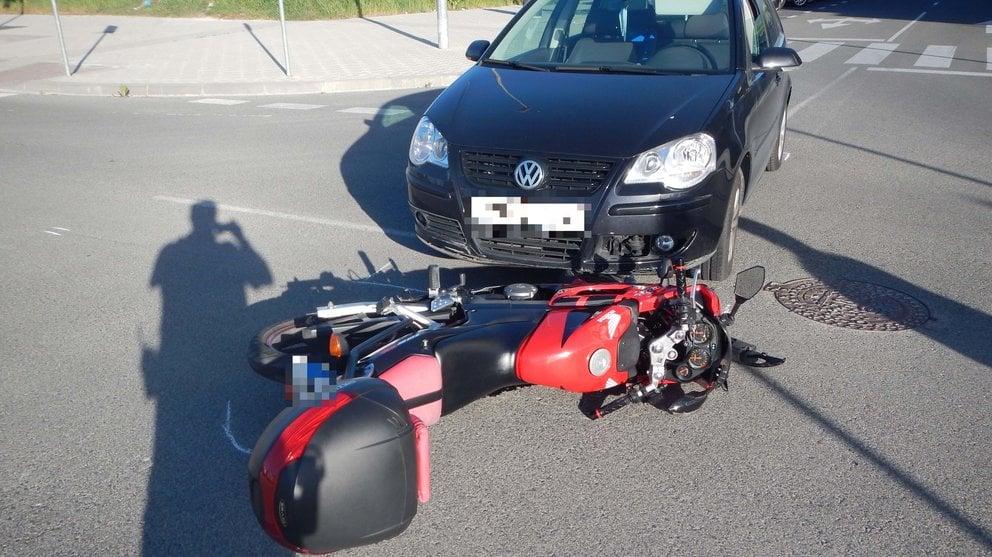 Colisión entre un coche y una moto en Pamplona