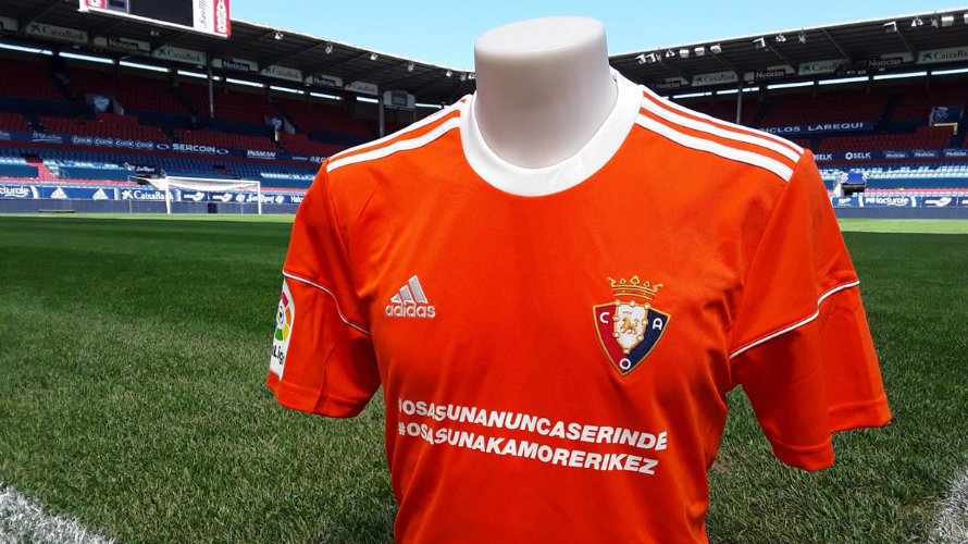 Camiseta naranja que utlizará Osasuna en Barcelona. Foto CA Osasuna.