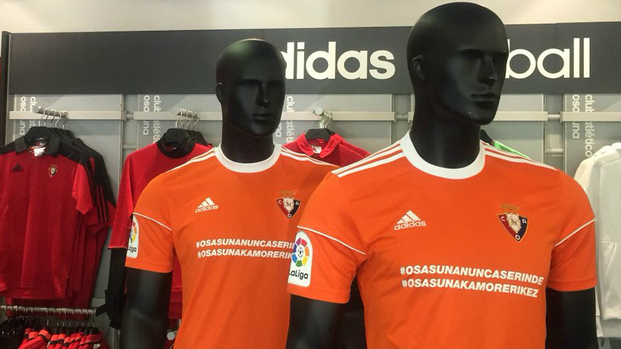 Camiseta naranja de Osasuna. Twitter Osasuna.