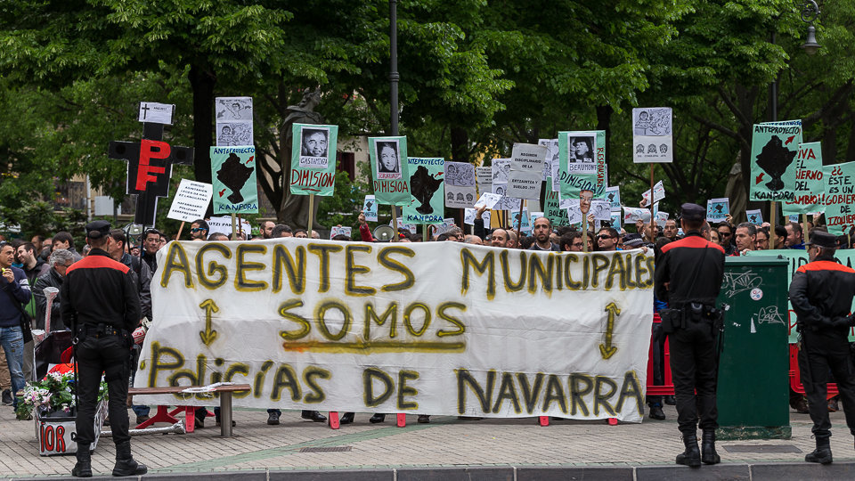 Concentración de policías de Navarra, coincidiendo con la comparecencia de la consejera María José Beaumont en el Parlamento de Navarra (19). IÑIGO ALZUGARAY
