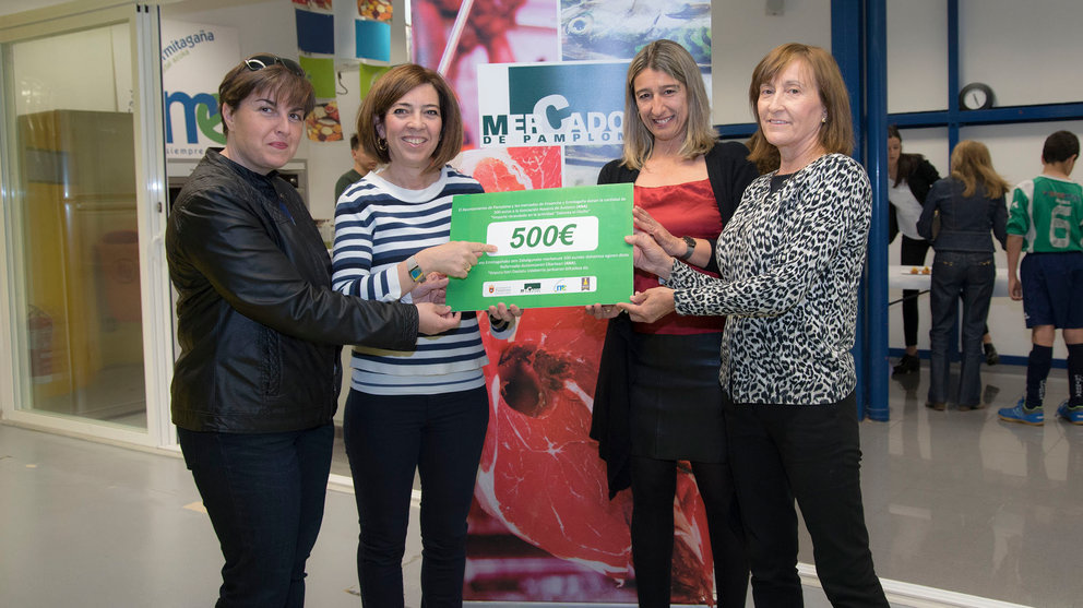 Los mercados del Ensanche y Ermitagaña donan a la Asociación Navarra de Autismo los 500 euros recaudados el sábado en una nueva edición de ‘Saborea la primavera’