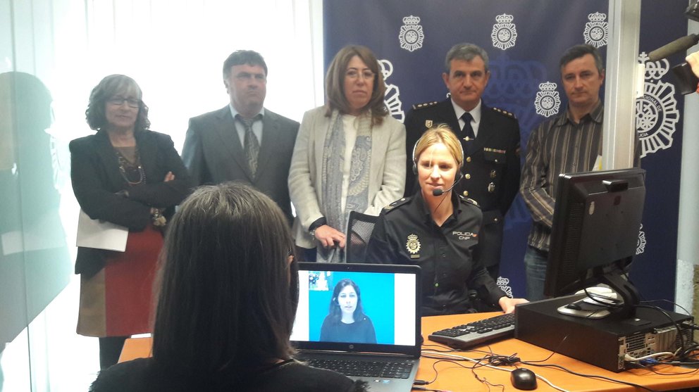 La Policía Nacional instala en Navarra los servicios SVisual y bucles magnéticos para promover la accesibilidad de personas con discapacidad auditiva, presentados este 26 de abril en Pamplona.