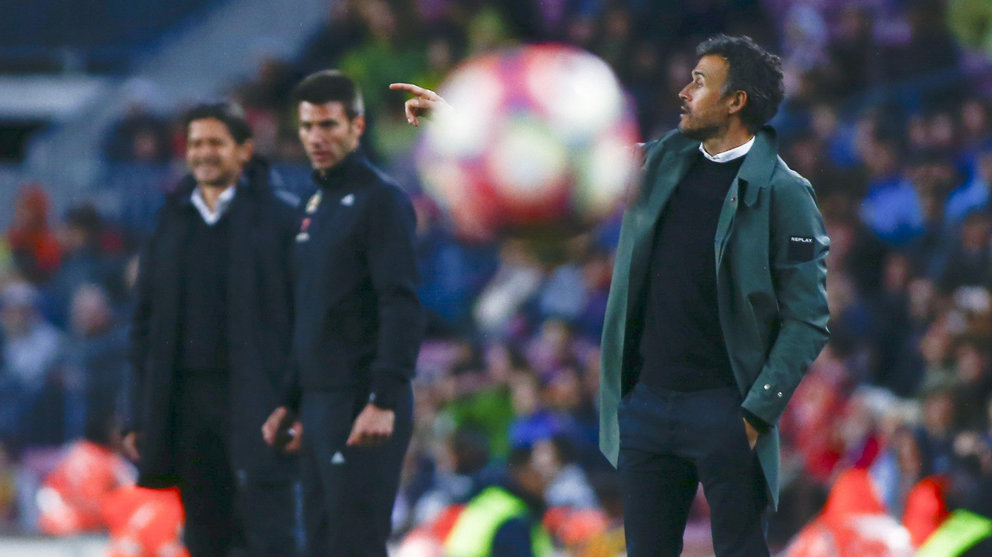 El entrenador del FC Barcelona, Luis Enrique, da instrucciones a sus jugadores durante el partido frente al Osasuna de la trigésima cuarta jornada de liga en Primera División que se disputa esta noche en el estadio del Camp Nou. EFE/Quique García