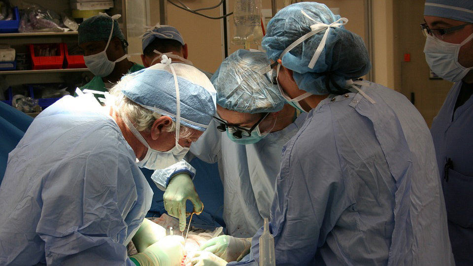 Varios cirujanos realizando un trasplante.