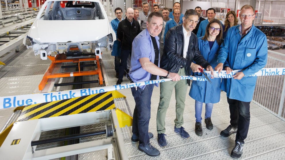 Emilio Sáenz Grijalba, presidente de Volkswagen Navarra, corta la cinta junto a Sergio Osés Pagola, Mª Jesús Nicieza Martínez  y Karsten Heuer, en la inauguración del nuevo almacén.