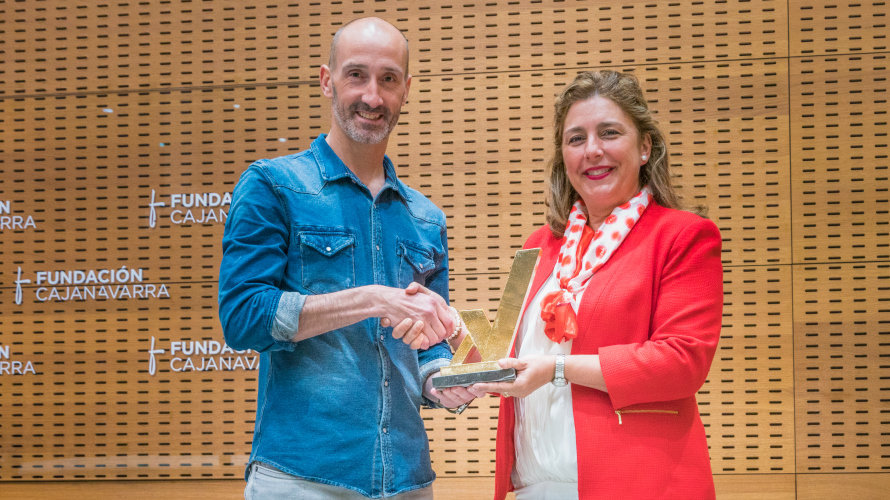 Javi Eseverri recibe el premio de Asvona.