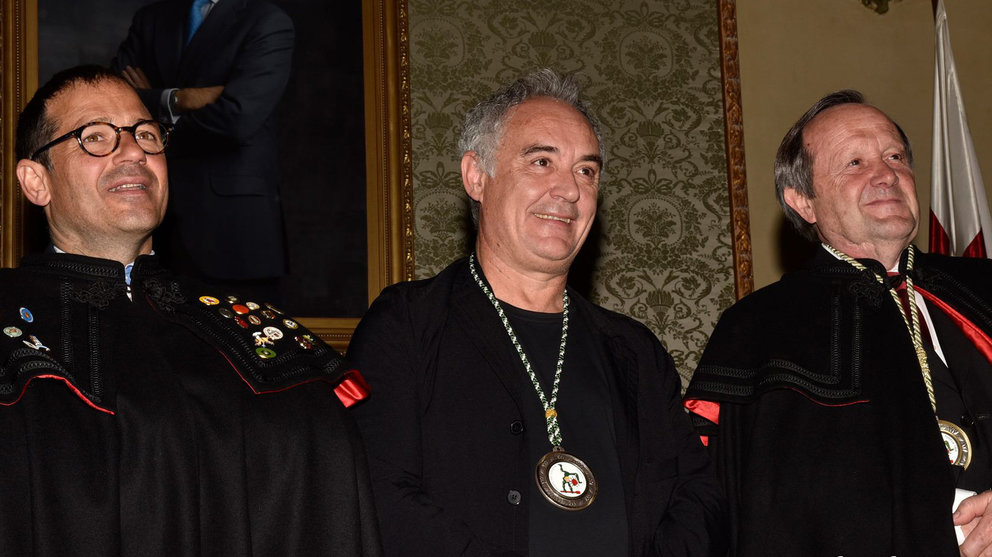 Ferrán Adriá, tras ser nombrado Caballero de Honor de la Orden del Volatín  Foto ÁNGEL ÁLVARO GARCÍA