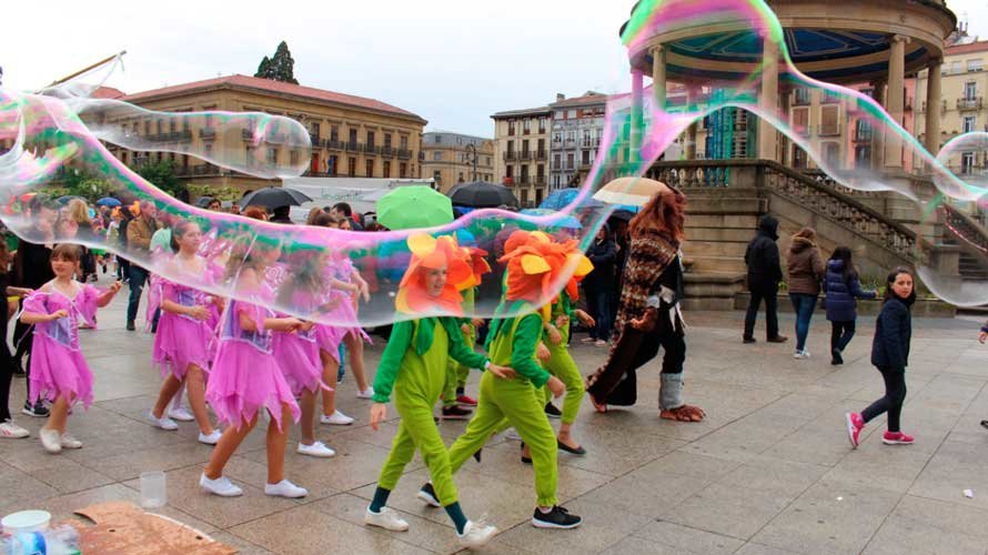 Decenas de niños bailan haciendo frente a la lluvia por la lucha contra el bullying en pamplona. S. REDÍN (4)