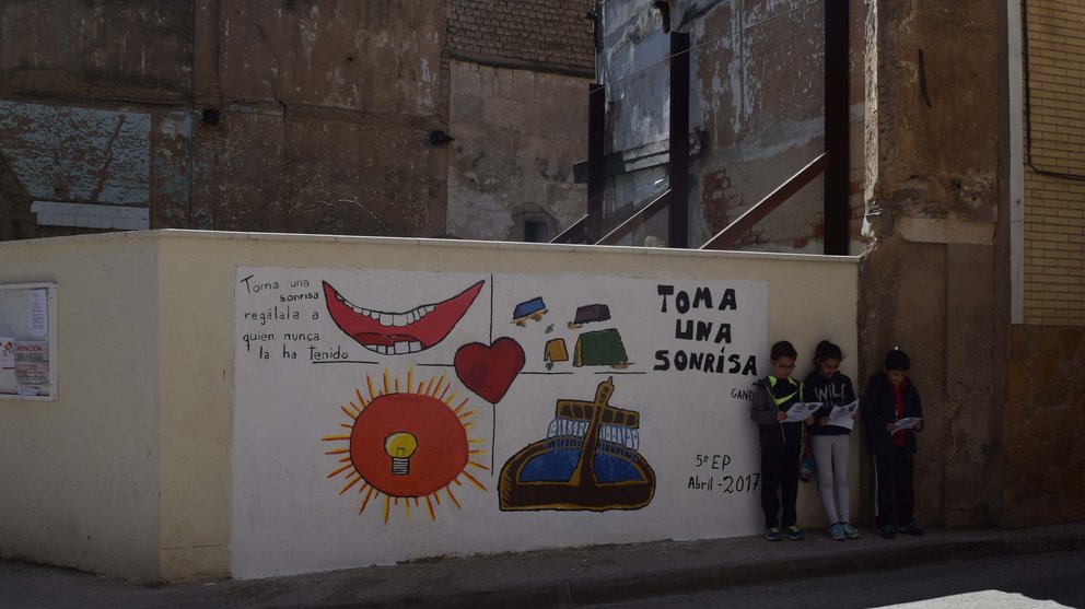 Los escolares del Colegio Público Doña Álvara Álvarez han decorado Falces con murales dedicados a la poesía (3)