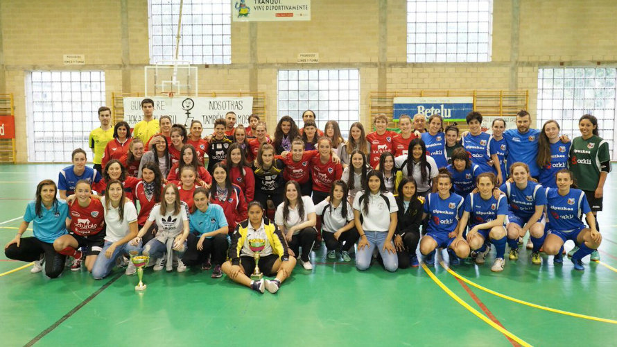 Foto de grupo del Orvina con el torneo sobre visibilidad del fútbol sala femenino. Twitter Orvina.