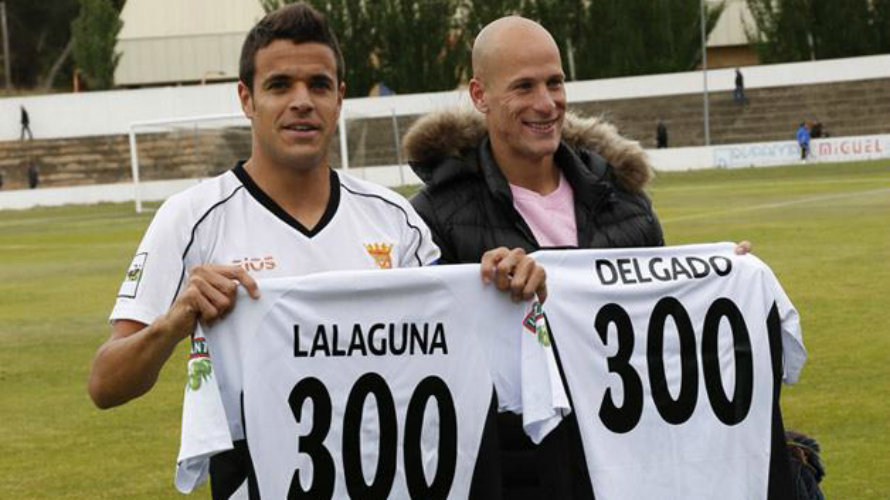 Lalaguna y Delgado muestran la camiseta conmemorativa. Foto Chaverri.