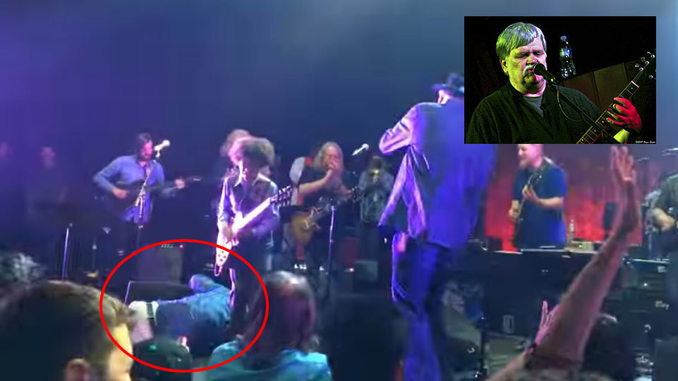 Momento en el que Bruce Hampton está tirado sobre el escenario y la banda sigue tocando