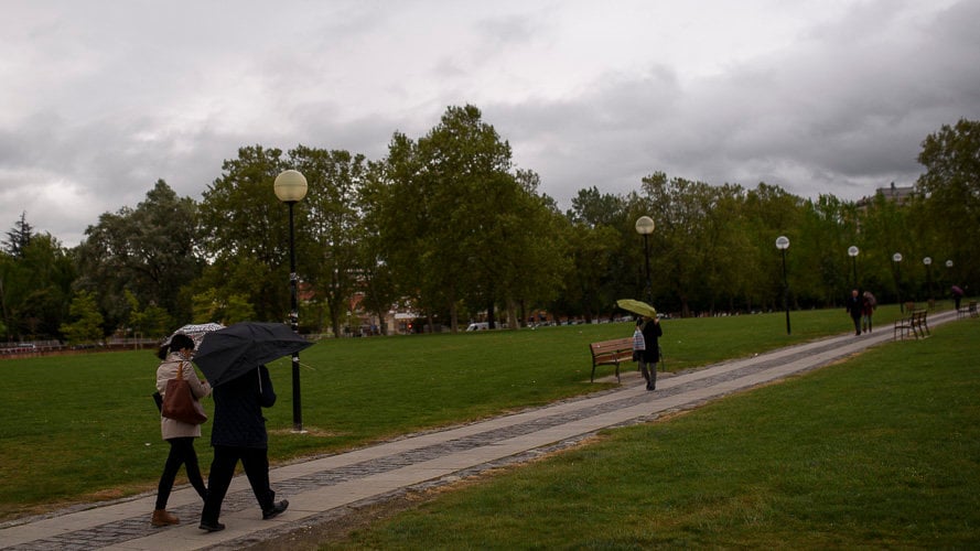 Gente pasea con paraguas por el mal tiempo en Pamplona. PABLO LASAOSA 01