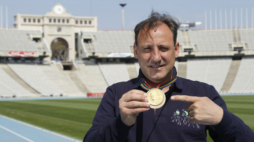 Fermín Cacho con su medalla en Barcelona. RFEA.