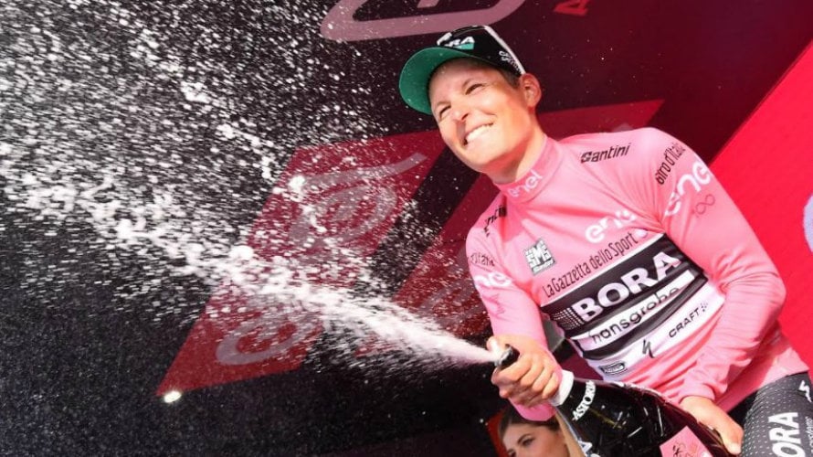El primer líder de la carrera descorcha el champán. Twitter Giro.