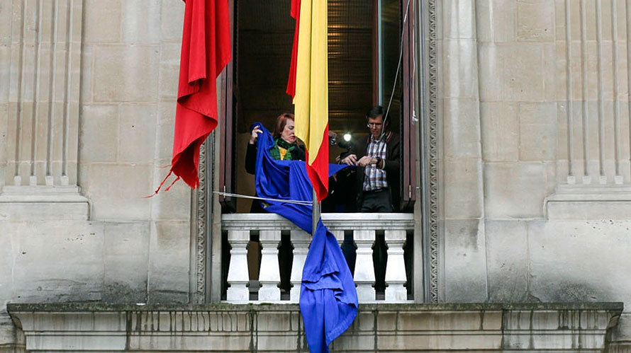 La presidenta del Parlamento de Navarra, Ainhoa Aznárez, retira en marzo de 2016 la bandera de la Unión Europea de la fachada del Parlamento. EFE