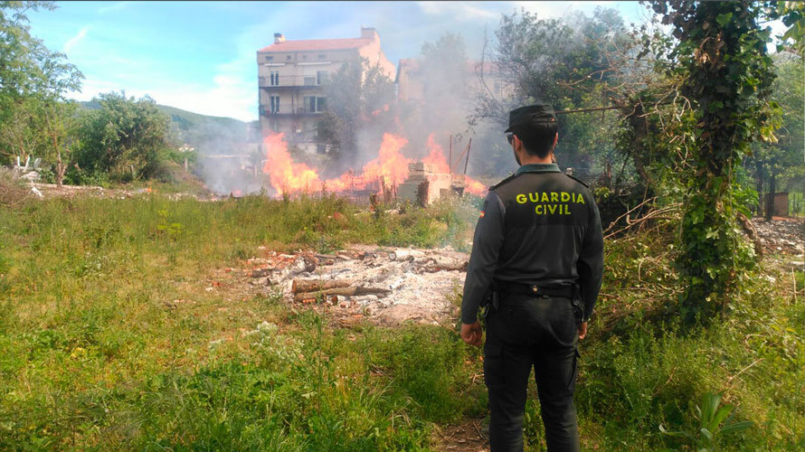 El fuego provocado y la columna de humo en una finca en la localidad de Alsasua. GUARDIA CIVIL