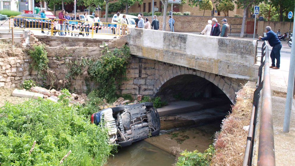 Imagen del coche caído al puente Mancho sobre el río Queiles en Tudela. PLAZA NUEVA