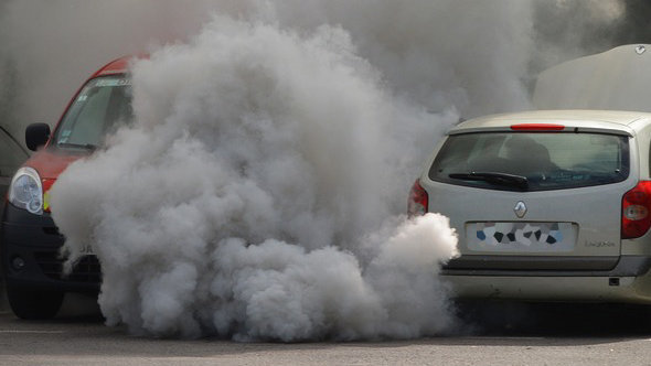 Imagen de un coche ardiendo tras detonar explosivos en su interior. ARCHIVO
