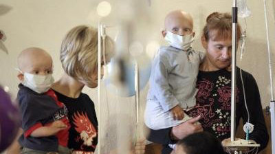 Imagen de varios niños que sufren cáncer atendidos en un hospital junto a sus padres EFE