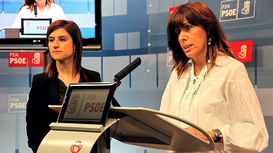 La parlamentaria del PSN, Nuria Medina, y la concejala socialista Maite Esporrín en la sede del paseo de Sarasate.