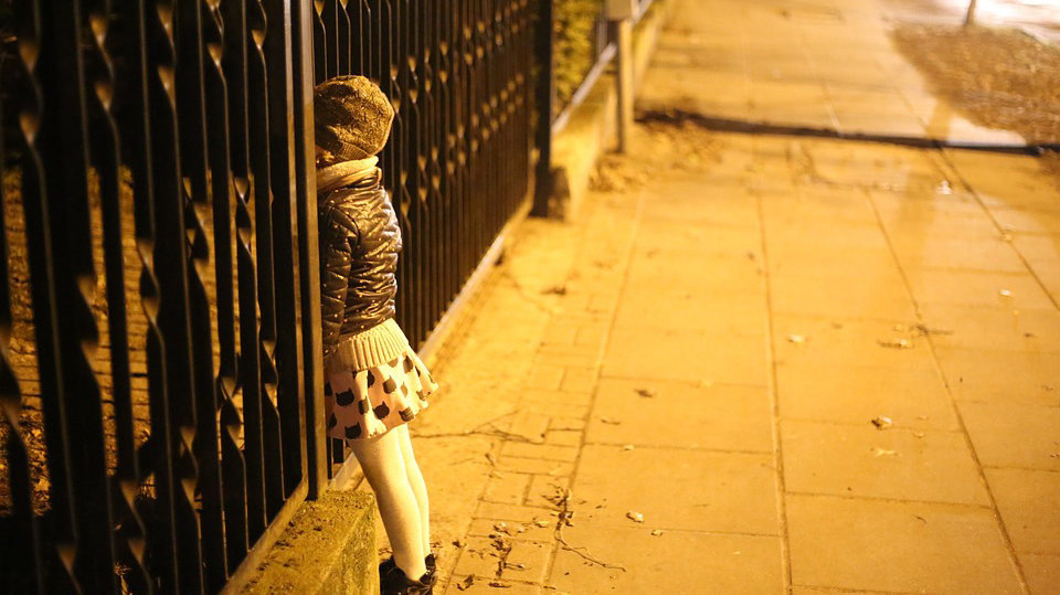 Imagen de una niña jugando al escondite en una calle de noche ARCHIVO
