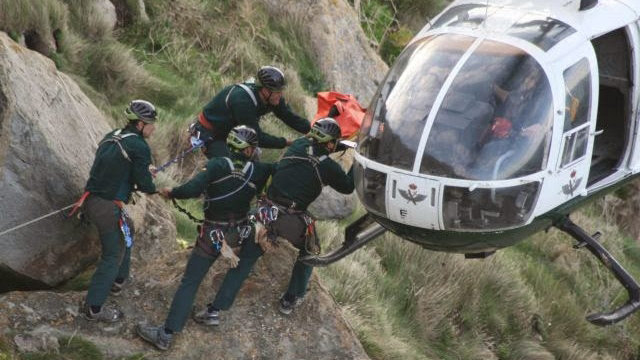 Imagen de un rescate del GREIM empleando un helicóptero para acceder a una zona montañosa. AUGC (Asociación Unificada de Guardias Civiles)
