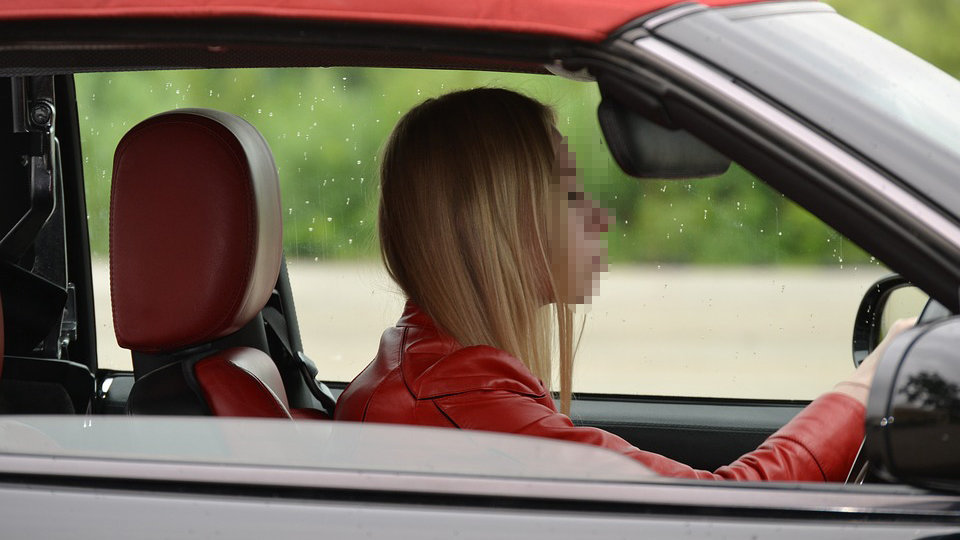 Una joven conduce un coche en una imagen de archivo
