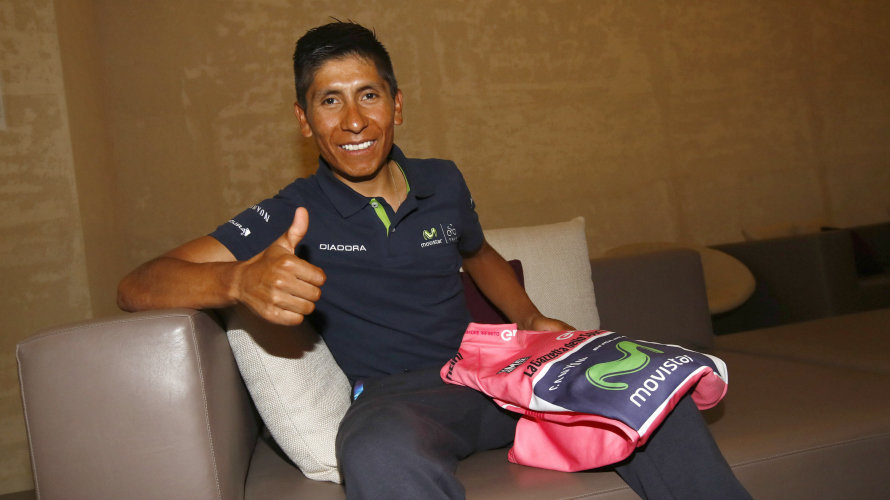 Nairo Quintana hace la señal de victoria. Foto Movistar team.