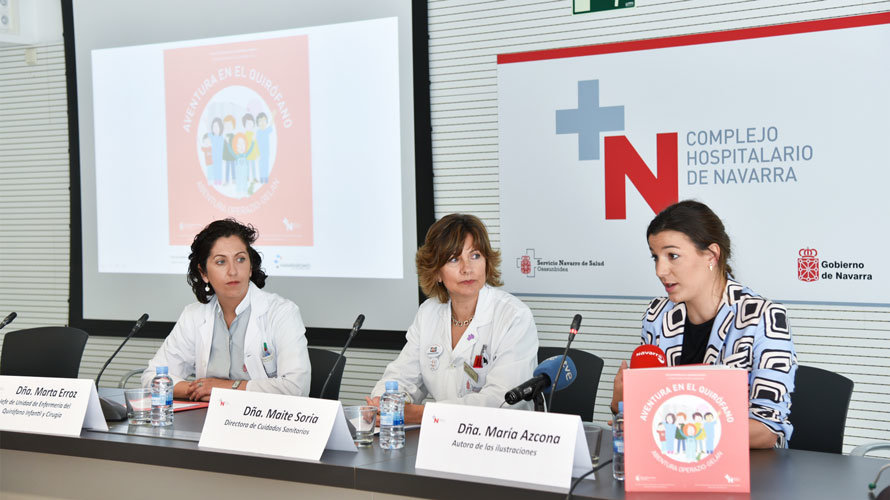 Marta Erroz, Maite Soria, y la ilustradora del cuento, María Azcona, durante la presentación de la publicación.