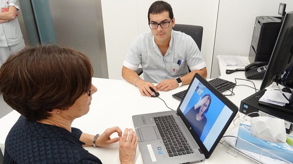 El CHN mejora la atención a personas con sordera con un sistema de video-interpretación de lengua de signos
