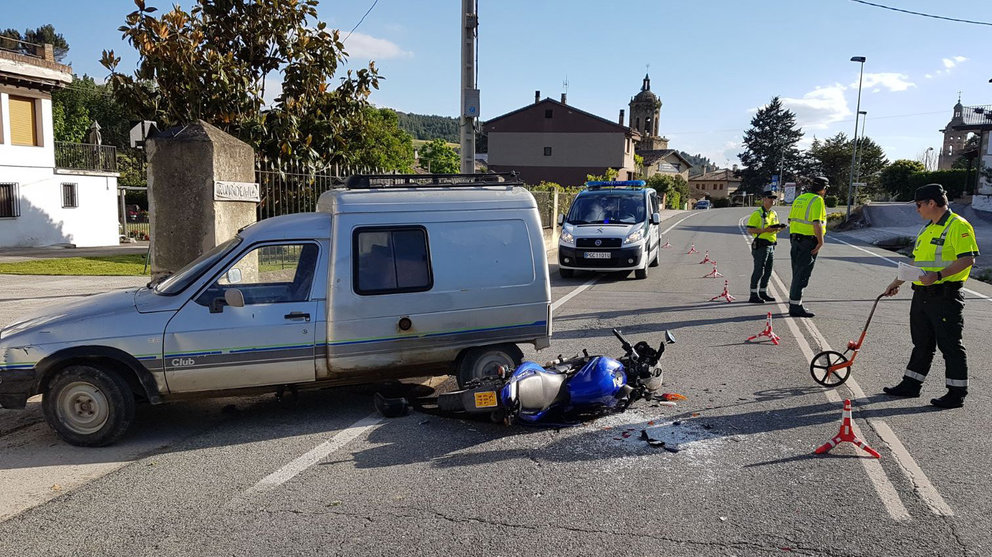 La Guardia Civil atiende un accidente entre una furgoneta y una moto en Puente la Reina CEDIDA