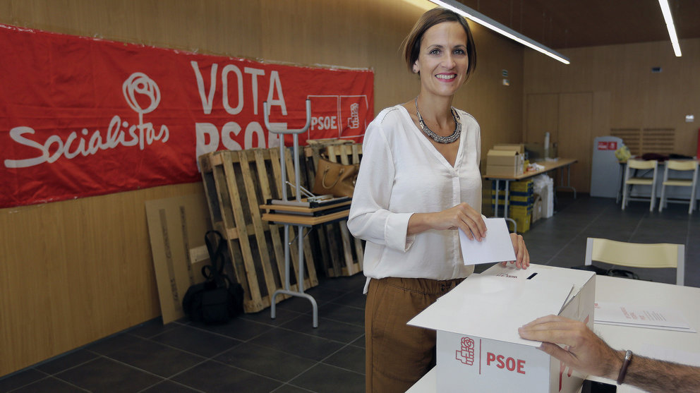 GRA119 SARRIGUREN (NAVARRA), 21/05/2017.-La secretaria general del PSN, María Chivite, en el momento de depositar su voto en la sede socialista de la localidad navarra de Sarriguren, de uno de los tres candidatos que se disputan la secretaría general en las primarias del partido, donde ha deseado &#34;normalidad&#34; y &#34;alta participación&#34; para la jornada de elecciones primarias que hoy celebra el PSOE, y ha pedido a la militancia navarra &#34;cerrar filas&#34; en torno al ganador cuando se conozca esta noche el nombre del nuevo líder socialista. EFE/Villar López