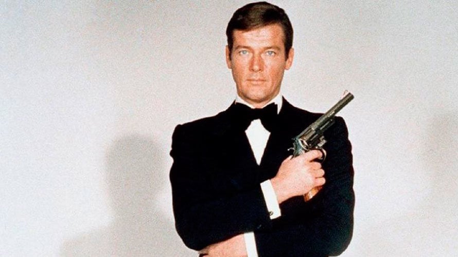 Roger Moore encarnando a James Bond en sus películas.