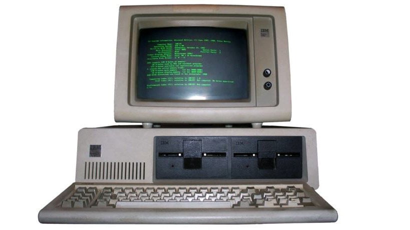 IBM PC modelo 5150 con dos unidades de floppy disk que IBM lanzó en agosto de 1981.