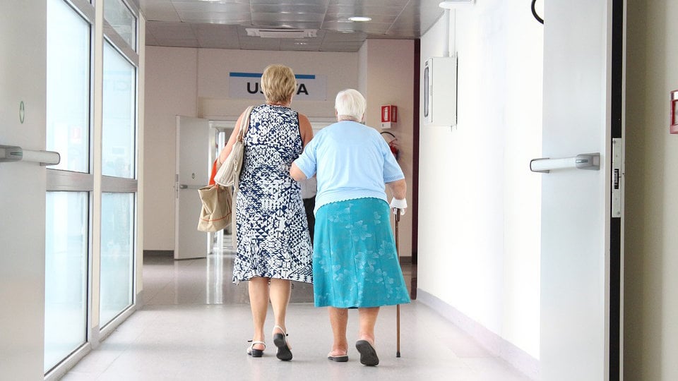 Imagen de una mujer mayor caminando con un bastón en el hospital. ARCHIVO