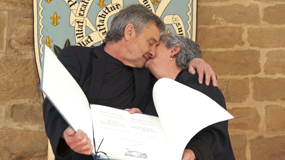 Los coreógrafos José Lainez y Concha Martínez se felicitan mutuamente tras recibir en el Palacio Real de Olite el Premio Príncipe de Viana de la Cultura. EFE/Villar López