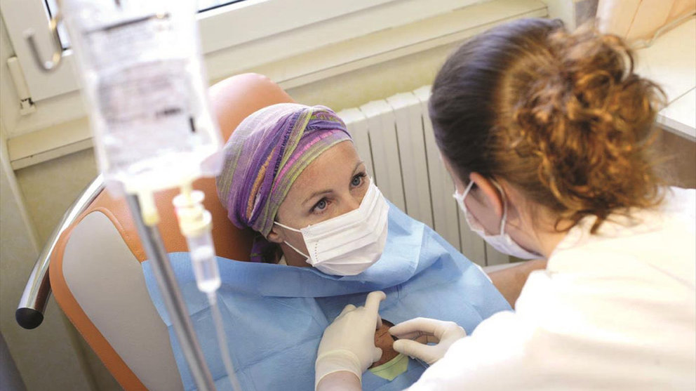 Una paciente ingresada en el hospital para someterse a un proceso de quimioterapia ARCHIVO