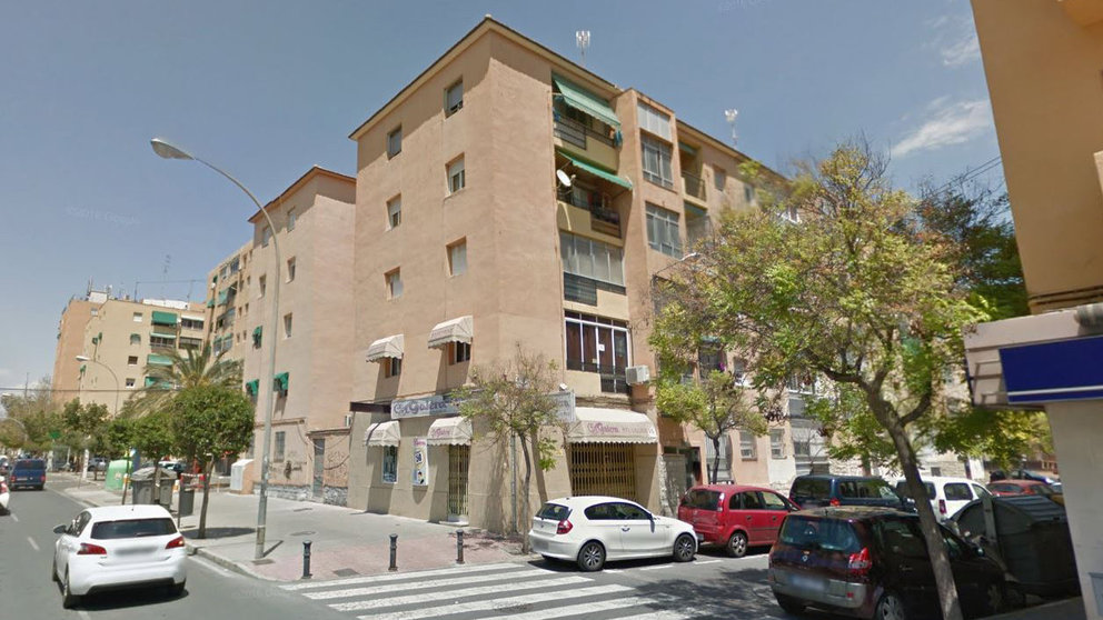 Un bloque de viviendas en la calle Maestro Alonso de Alicante, en la que un niño ha fallecido tras caer desde un cuarto piso
