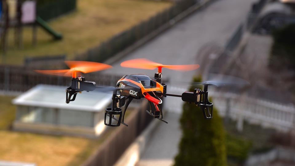 Un dron sobrevuela una explanada