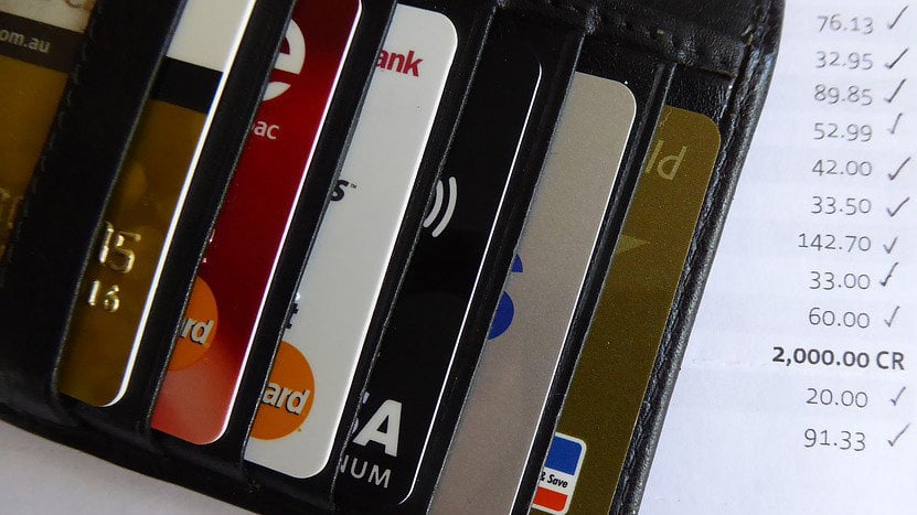 Una cartera con varias tarjetas de crédito y documentos.