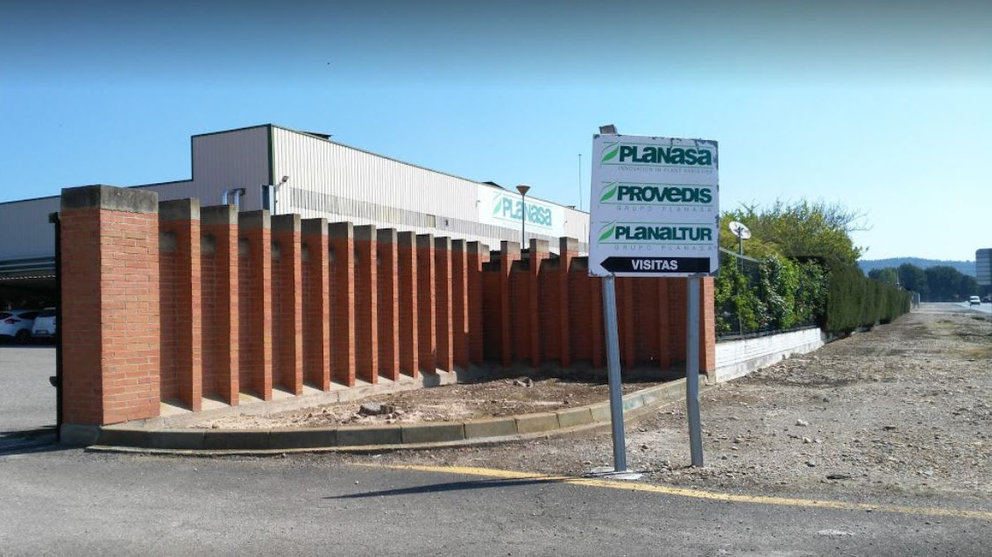 Imagen de la entrada a la factoría de Planasa en el término municipal de Valtierra