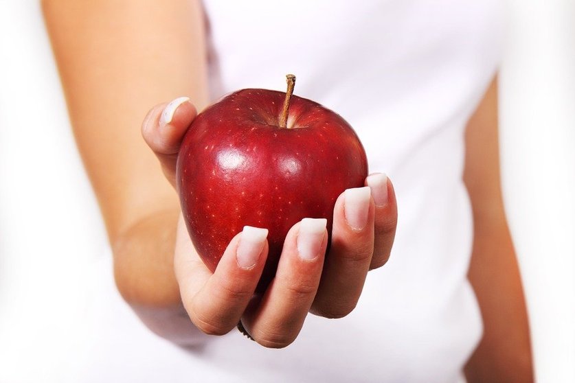 Una manzana, una de las frutas recomendadas en las dietas saludables por parte de los nutricionistas.