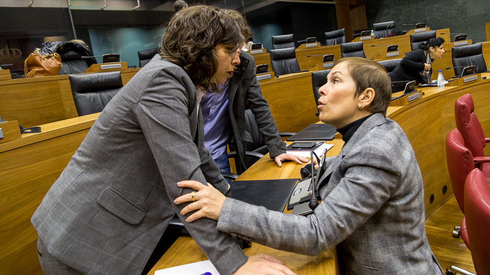 Pleno del Parlamento de Navarra. Uxue Barkos y Laura Pérez (1). IÑIGO ALZUGARAY