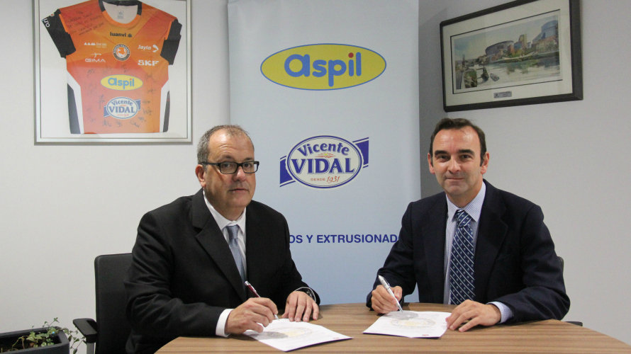 Firma del acuerdo entre el club Ribera Navarra y la empresa Aspil Vidal.