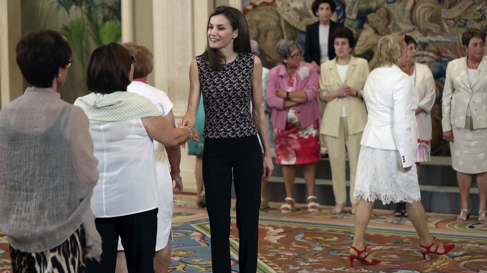 La reina Letizia recibe en audiencia en el Palacio de la Zarzuela a una representación de la Asociación Colectivo de Cultura Popular Alhama, de la localidad navarra de Cientruénigo. EFE/Sergio Barrenechea