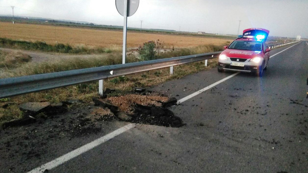 Socavón producido por un rayo en una carretera de Valtierra POLICÍA FORAL